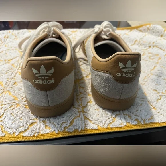 Adidas Originals Men’s 6 Munchen
Cream Faux Leather White Mesa Sneakers
AGY7399 - Picture 5 of 9